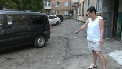 Не лагодили пів століття: асфальт одного з дворів у Черкасах перетворився у суцільну яму