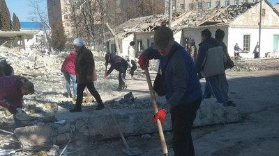 У Житомирі прибирають територію розбомленої російськими військами школи