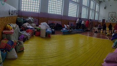 "Тут спокійніше". У громаді на Вінниччині плетуть маскувальні сітки