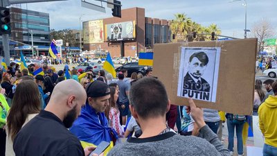 "Сьогодні ми всі українці". У Лос-Анджелесі сотні людей вийшли на мітинг підтримки України