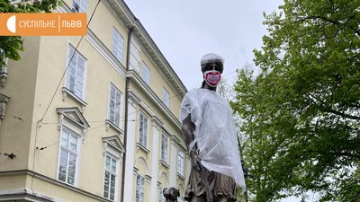 Головних львівських левів одягнули у маски та медичні халати Головних львівських левів одягнули у маски та медичні халати