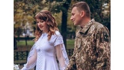 Приїхав з фронту, щоб одружитися. У Франківську побрався бойовий медик з коханою Приїхав з фронту, щоб одружитися. У Франківську побрався бойовий медик з коханою