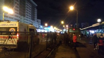У Харкові легковик зніс стовб — він впав на автобус У Харкові легковик зніс стовб — він впав на автобус