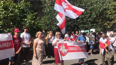 У Києві в день народження Лукашенка бажали йому святкувати в автозаку