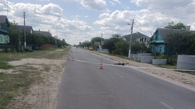Наслідки аварії у селі Пульмо, в якій травмувалась велосипедистка з онукою