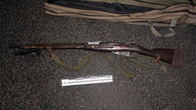 У гаражному приміщенні, який належить чоловікові, поліцейські виявили та вилучили гладкоствольну і нарізну зброю. Фото: ГУ НП у Хмельницькій області У гаражному приміщенні, який належить чоловікові, поліцейські виявили та вилучили гладкоствольну і нарізну зброю. Фото: ГУ НП у Хмельницькій області