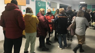 Лучани стоять у чергах на вакцинацію від COVID-19 від двох до чотирьох годин Лучани стоять у чергах на вакцинацію від COVID-19 від двох до чотирьох годин