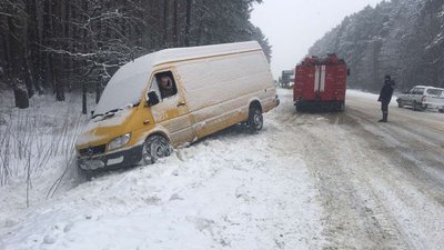 На Волині в снігових заметах застрягли майже шість десятків авто. Серед них авто із киснем та швидкі На Волині в снігових заметах застрягли майже шість десятків авто. Серед них авто із киснем та швидкі