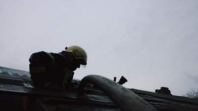 Рятувальник гасить пожежу на Харківщині