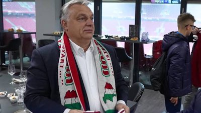 "Футбол — не політика" та виклик посла. Що відомо про появу Орбана у шарфі з територіями України у складі Угорщини