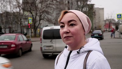 Чернігівці ходять по проїжджій частині, щоб пройти до світлофора: чи перенесуть будівельний паркан біля ринку? Чернігівці ходять по проїжджій частині, щоб пройти до світлофора: чи перенесуть будівельний паркан біля ринку?