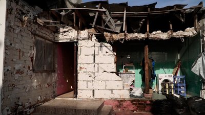 Бойова медикиня "Мама Таня" відбудовує дім після артобстрілу в Новоселівці, що біля Чернігова Бойова медикиня "Мама Таня" відбудовує дім після артобстрілу в Новоселівці, що біля Чернігова