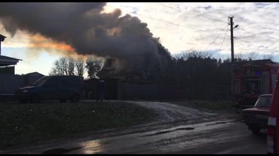 У Чернігові горить житловий будинок