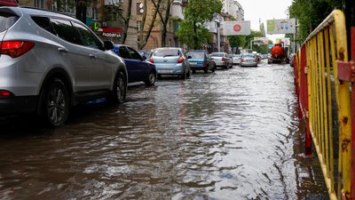 В Одесі злива затопила вулиці В Одесі злива затопила вулиці