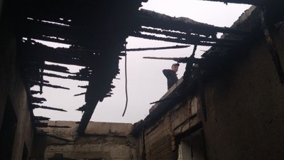 У будинку згорів дах У будинку згорів дах