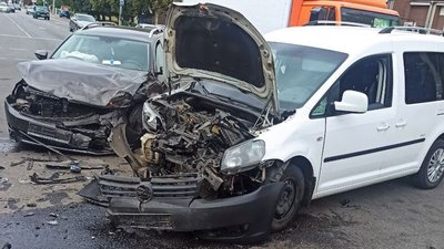 У Житомирі в ДТП постраждали двоє людей: пасажирку однієї з автівок шпиталізували до лікарні