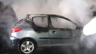 На Дніпропетровщині згоріло дві автівки