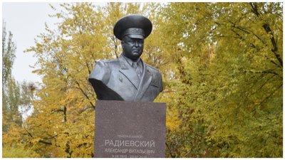 У Сєвєродонецьку окупанти знесли постамент Радієвському, який звільняв місто у 2014 році