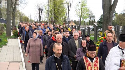 У Житомирі попрощалися з загиблим захисником Андрієм Бутриком У Житомирі попрощалися з загиблим захисником Андрієм Бутриком
