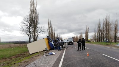 На Миколаївщині зіткнулися два автомобілі: один водій загинув, другий у лікарні