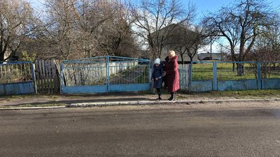 Незряча Інна щодня ходить зі школи додому та у зворотному напрямку самостійно Незряча Інна щодня ходить зі школи додому та у зворотному напрямку самостійно