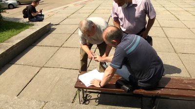 У Житомирі більше сотні житомирян біля приміщення обласної ради вимагали перерахунку пенсій У Житомирі більше сотні житомирян біля приміщення обласної ради вимагали перерахунку пенсій