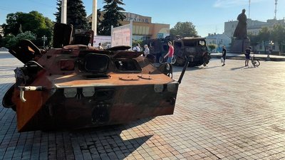 У центрі Рівного виставили для огляду підбиту російську техніку