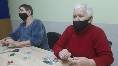 Тернопільські пенсіонерки вчилися виготовляти новорічні прикраси Тернопільські пенсіонерки вчилися виготовляти новорічні прикраси