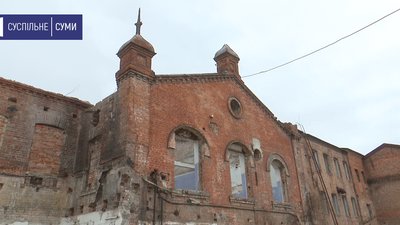 Ось в такому стані старовинна будівля нині. Ось в такому стані старовинна будівля нині.