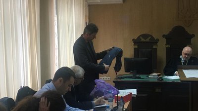 Прокурор Валентин Болгар оглядає речові докази Прокурор Валентин Болгар оглядає речові докази