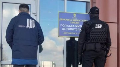 Вилучають документи: на митному посту "Луцьк" обшуки