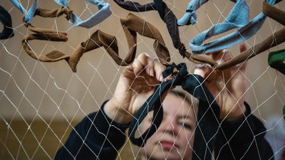 Як в одній із дніпровських шкіл плетуть маскувальні сітки та роблять "Кікімору".(ФОТОРЕПОРТАЖ) Як в одній із дніпровських шкіл плетуть маскувальні сітки та роблять "Кікімору".(ФОТОРЕПОРТАЖ)