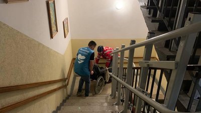 Волонтери допомагають людям, які евакуювались з "гарячих" точок Волонтери допомагають людям, які евакуювались з "гарячих" точок