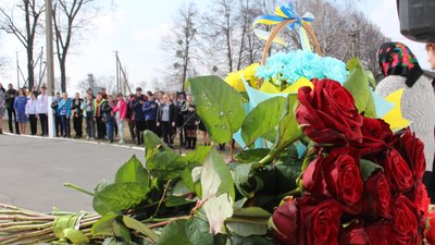 "Зараз би тільки жити, а його немає": у Штепівці на Сумщині вшанували пам'ять загиблих воїнів "Зараз би тільки жити, а його немає": у Штепівці на Сумщині вшанували пам'ять загиблих воїнів