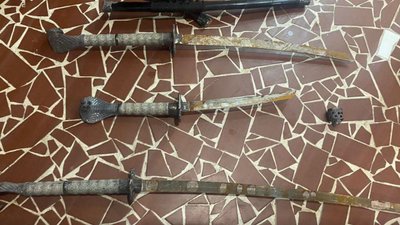 У будинку жителя Одещини поліцейські знайшли саморобні мечі