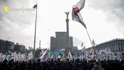 У центрі Києва поліція почала відтісняти з проїжджої частини учасників акції "SaveFOP" У центрі Києва поліція почала відтісняти з проїжджої частини учасників акції "SaveFOP"