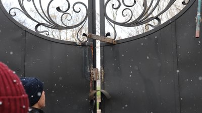 Зі сварками й сутичками. У Франківську віряни ПЦУ прийшли на перше богослужіння у храм на Довженка, що належав УПЦ МП Зі сварками й сутичками. У Франківську віряни ПЦУ прийшли на перше богослужіння у храм на Довженка, що належав УПЦ МП
