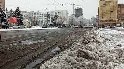 Перший сніг: як чистили дороги в Черкасах та по області Перший сніг: як чистили дороги в Черкасах та по області