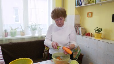"Ми стали однією родиною". Жителька Прикарпаття двічі прихистила переселенців з Київщини "Ми стали однією родиною". Жителька Прикарпаття двічі прихистила переселенців з Київщини