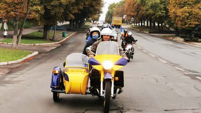 В Олександрії на Кіровоградщині влаштували автопробіг з прапорами України В Олександрії на Кіровоградщині влаштували автопробіг з прапорами України