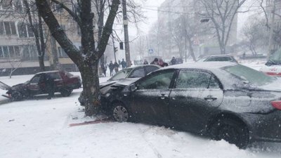 У Черкасах в ДТП потрапили три авто У Черкасах в ДТП потрапили три авто