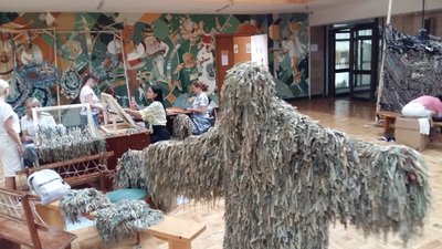 В Ужгороді для снайперів на фронт створюють маскувальні костюми "Чугайстри"