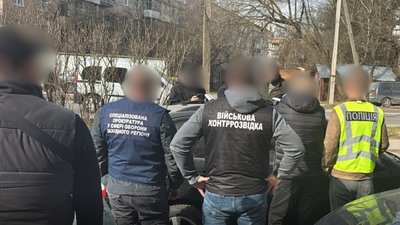 Затримали людей на взятті хабаря у розмірі 2,5 тисяч доларів США