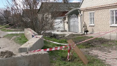 У Херсоні обвалилась ділянка дороги: коли будуть ремонтувати У Херсоні обвалилась ділянка дороги: коли будуть ремонтувати