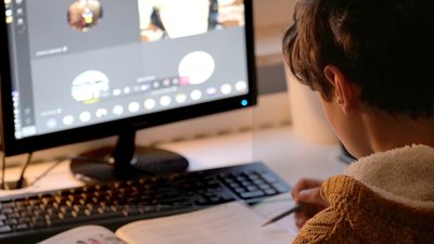 Учні двох шкіл Кропивницького продовжують навчатися дистанційно. Чому так сталося