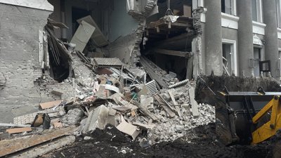 Розбиту Росією райадміністрацію у Золочеві планують законсервувати Розбиту Росією райадміністрацію у Золочеві планують законсервувати
