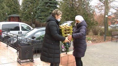 Волонтери вручили новорічні подарунки жителям Луцького геріатричного пансіонату Волонтери вручили новорічні подарунки жителям Луцького геріатричного пансіонату
