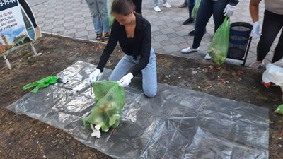 У Херсоні відбулась екологічна акція. Її учасники досліджували сміття біля кав'ярень У Херсоні відбулась екологічна акція. Її учасники досліджували сміття біля кав'ярень