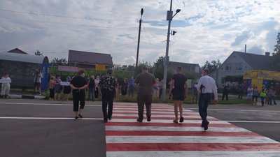 Люди влаштували попереджувальну акцію на трасі Рівне-Луцьк Люди влаштували попереджувальну акцію на трасі Рівне-Луцьк