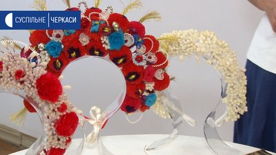 Сторічну традицію виготовлення вінків відтворюють черкаські майстрині